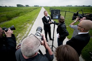 Anjo de Haan - Minister Henk Kamp in Zeerijp - 3 juli 2013 - small