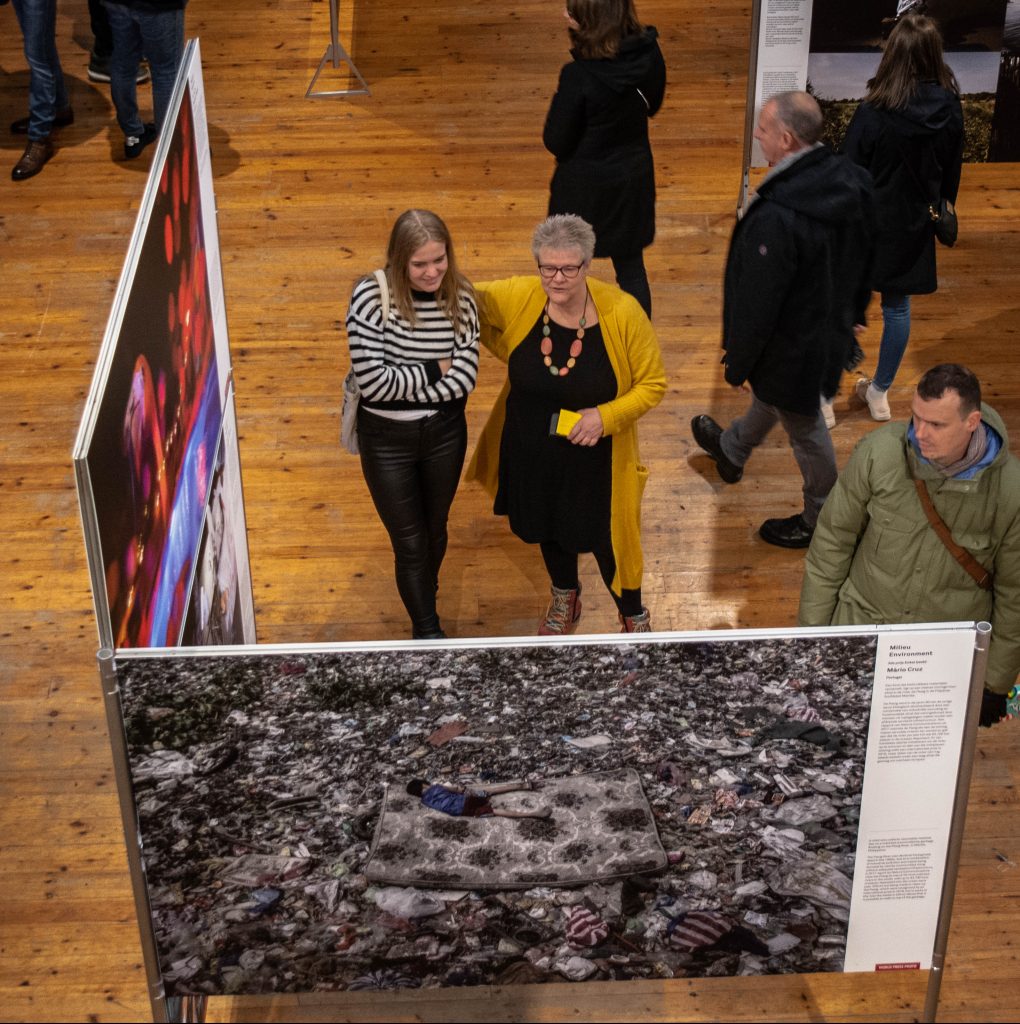 Bezoekers bekijken de beelden van de World Press Photo Exhibition 2019. Foto: Tessa Runau
