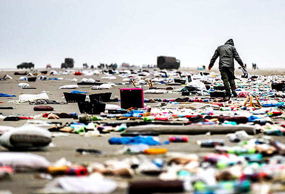 SCHIERMONNIKOOG - De stranden van Schiermonnikoog liggen vol met spullen afkomstig uit containers die vrachtschip MSC Zoe verloor voor de kust van de Waddeneilanden.